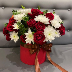 Белые хризантемы и красные розы в коробке