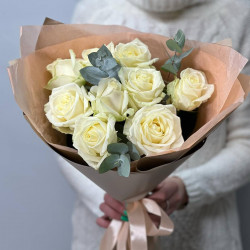 Букет «Белые розы с эвкалиптом»